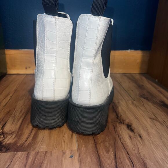 White Croc Embossed Chelsea Boots Chunky Platform Ankle Booties Size 7 - Picture 2 of 13